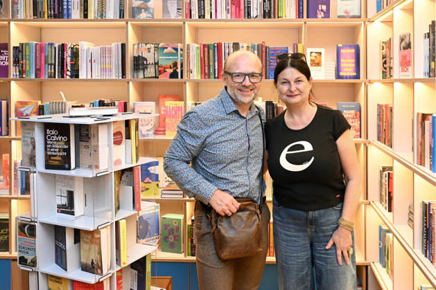 Minifestival AH0J (Literaturfestival) - Tschechien setzt über - der Kulturinitiative Literaturschiff, in der Buchhandlung Kurdirektion in Bad Ischl. Lesungen und Gespräche in Korrespondenz zum Gastauftritt Tschechiens auf der Frankfurter Buchmesse 2026. Es liest die tschechische Schriftstellerin und mehrfache Literaturpreisträgerin Radka Denemarkovich. Die Veranstaltung wrd moderiert von Julia Miesenböck, fotografiert am 30.09.26. Das Bild zeigt links den Veranstalter Christian Gsöllradl-Samhabber mit der Schriftstellerin Radka Denemarkovic 2026 - Minifestival AH0J (Literaturfestival) - Tschechien setzt über - der Kulturinitiative Literaturschiff, in der Buchhandlung Kurdirektion in Bad Ischl. Lesungen und Gespräche in Korrespondenz