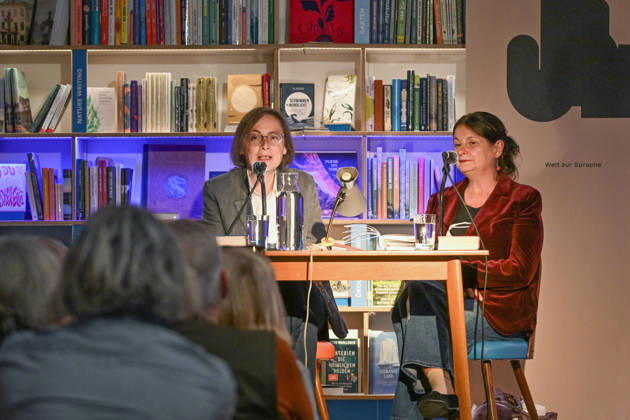 Minifestival AH0J (Literaturfestival) - Tschechien setzt über - der Kulturinitiative Literaturschiff, in der Buchhandlung Kurdirektion in Bad Ischl. Lesungen und Gespräche in Korrespondenz zum Gastauftritt Tschechiens auf der Frankfurter Buchmesse 2026. Es liest die tschechische Schriftstellerin und mehrfache Literaturpreisträgerin Radka Denemarkovich. Die Veranstaltung wrd moderiert von Julia Miesenböck, fotografiert am 30.09.26. Das Bild zeigt links die Moderatorin Julia Miesenböck mit der Schriftstellerin Radka Denemarkovic im Gespräch vor Publikum 2026 - Minifestival AH0J (Literaturfestival) - Tschechien setzt über - der Kulturinitiative Literaturschiff, in der Buchhandlung Kurdirektion in Bad Ischl. Lesungen und Gespräche in Ko