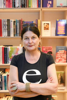 Minifestival AH0J (Literaturfestival) - Tschechien setzt über - der Kulturinitiative Literaturschiff, in der Buchhandlung Kurdirektion in Bad Ischl. Lesungen und Gespräche in Korrespondenz zum Gastauftritt Tschechiens auf der Frankfurter Buchmesse 2026. Es liest die tschechische Schriftstellerin und mehrfache Literaturpreisträgerin Radka Denemarkovich. Die Veranstaltung wrd moderiert von Julia Miesenböck, fotografiert am 30.09.26. Das Bild zeigt die Schriftstellerin Radka Denemarkovic 2026 - Minifestival AH0J (Literaturfestival) - Tschechien setzt über - der Kulturinitiative Literaturschiff, in der Buchhandlung Kurdirektion in Bad Ischl. Lesungen und Gespräche in Korrespondenz zum Gastauftritt Tschechiens auf der Frankfurter Buchmesse