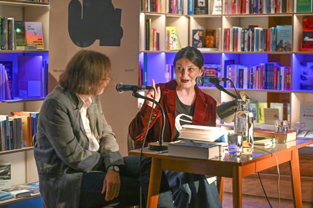 Minifestival AH0J (Literaturfestival) - Tschechien setzt über - der Kulturinitiative Literaturschiff, in der Buchhandlung Kurdirektion in Bad Ischl. Lesungen und Gespräche in Korrespondenz zum Gastauftritt Tschechiens auf der Frankfurter Buchmesse 2026. Es liest die tschechische Schriftstellerin und mehrfache Literaturpreisträgerin Radka Denemarkovich. Die Veranstaltung wird moderiert von Julia Miesenböck, fotografiert am 30.09.26. Das Bild zeigt links die Moderatorin Julia Miesenböck mit der Schriftstellerin Radka Denemarkovic im Gespräch 2026 - Minifestival AH0J (Literaturfestival) - Tschechien setzt über - der Kulturinitiative Literaturschiff, in der Buchhandlung Kurdirektion in Bad Ischl. Lesungen und Gespräche in Korrespondenz