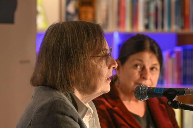Minifestival AH0J (Literaturfestival) - Tschechien setzt über - der Kulturinitiative Literaturschiff, in der Buchhandlung Kurdirektion in Bad Ischl. Lesungen und Gespräche in Korrespondenz zum Gastauftritt Tschechiens auf der Frankfurter Buchmesse 2026. Es liest die tschechische Schriftstellerin und mehrfache Literaturpreisträgerin Radka Denemarkovich. Die Veranstaltung wird moderiert von Julia Miesenböck, fotografiert am 30.09.26. Das Bild zeigt links die Moderatorin Julia Miesenböck mit der Schriftstellerin Radka Denemarkovic im Gespräch 2026 - Minifestival AH0J (Literaturfestival) - Tschechien setzt über - der Kulturinitiative Literaturschiff, in der Buchhandlung Kurdirektion in Bad Ischl. Lesungen und Gespräche in Korrespondenz