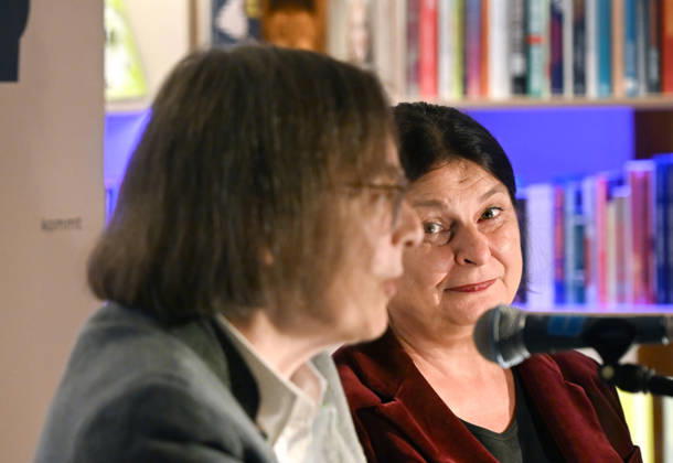 Minifestival AH0J (Literaturfestival) - Tschechien setzt über - der Kulturinitiative Literaturschiff, in der Buchhandlung Kurdirektion in Bad Ischl. Lesungen und Gespräche in Korrespondenz zum Gastauftritt Tschechiens auf der Frankfurter Buchmesse 2026. Es liest die tschechische Schriftstellerin und mehrfache Literaturpreisträgerin Radka Denemarkovich. Die Veranstaltung wird moderiert von Julia Miesenböck, fotografiert am 30.09.26. Das Bild zeigt links die Moderatorin Julia Miesenböck mit der Schriftstellerin Radka Denemarkovic im Gespräch 2026 - Minifestival AH0J (Literaturfestival) - Tschechien setzt über - der Kulturinitiative Literaturschiff, in der Buchhandlung Kurdirektion in Bad Ischl. Lesungen und Gespräche in Korrespondenz