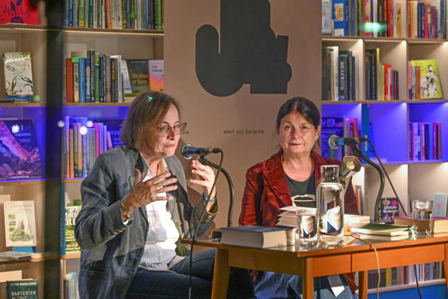 Minifestival AH0J (Literaturfestival) - Tschechien setzt über - der Kulturinitiative Literaturschiff, in der Buchhandlung Kurdirektion in Bad Ischl. Lesungen und Gespräche in Korrespondenz zum Gastauftritt Tschechiens auf der Frankfurter Buchmesse 2026. Es liest die tschechische Schriftstellerin und mehrfache Literaturpreisträgerin Radka Denemarkovich. Die Veranstaltung wird moderiert von Julia Miesenböck, fotografiert am 30.09.26. Das Bild zeigt links die Moderatorin Julia Miesenböck mit der Schriftstellerin Radka Denemarkovic im Gespräch 2026 - Minifestival AH0J (Literaturfestival) - Tschechien setzt über - der Kulturinitiative Literaturschiff, in der Buchhandlung Kurdirektion in Bad Ischl. Lesungen und Gespräche in Korrespondenz