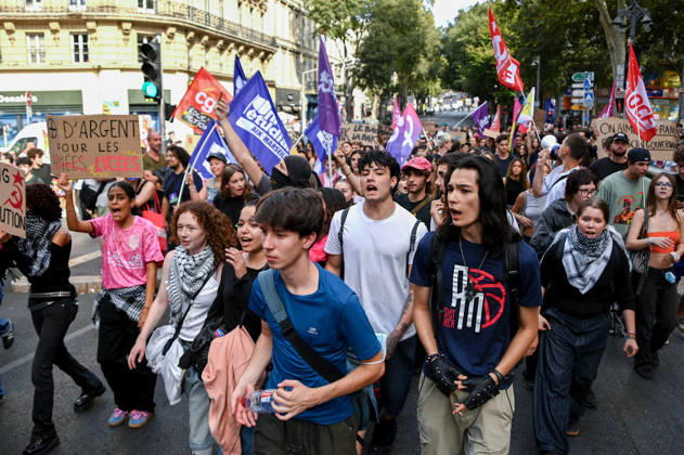 High school student protest in Marseille, France - 29 Sept 2026 Protesters holding flags and placards march through the streets of Marseille, chanting slogans during the demonstration. Several hundred high school students are marching through the streets of Marseille to protest against budget cuts affecting high schools and the entire national education system. Marseille France Copyright: xGerardxBottinox xSOPAxImagesx 2026_09_29_Students_Demo_BOT_4642_r