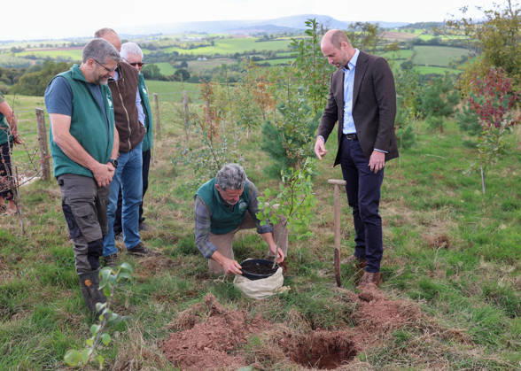 The Prince Of Wales Visits Monmouthshire And Herefordshire ABERGAVENNY, WALES - OCTOBER 01: Prince William, Prince Of Wales (R) joins volunteers participating in a seed collection activity and hears about the progress towards the goal of planting one million trees during his visit to meet representatives from charity Stump Up For Trees, which aims to plant native trees across South Wales, at White Castle Farm on October 01, 2026 in Abergavenny, Wales. The Prince of Wales visited the region to meet with those tackling the threat of flooding caused by extreme weather conditions., Credit:Chris Jackson PA ROTA - B68 Avalon United Kingdom, Wales, Abergavenny  Copyright: xChrisxJacksonx xPAxROTAx-xB68x xAvalonx 1139788292