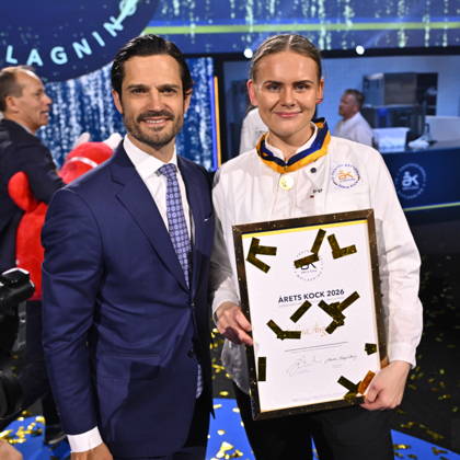 STOCKHOLM, SWEDEN 20261001 Evelina Änggren wins Chef of the Year and receives her medal from Prince Carl Philip during the Chef of the Year 2026 finals at Annexet in Stockholm STOCKHOLM SWEDEN x10040x  Copyright: xAndersxWiklund TTx ARETS KOCK 2026 zcKWPSoxk5E