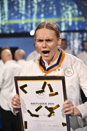 STOCKHOLM, SWEDEN 20261001 Evelina Änggren wins Chef of the Year and is honored during the 2026 Chef of the Year finals at Annexet in Stockholm STOCKHOLM SWEDEN x10040x  Copyright: xAndersxWiklund TTx ARETS KOCK 2026 TXVQ59Zj-GA