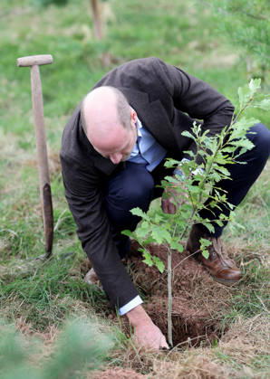 The Prince Of Wales Visits Monmouthshire And Herefordshire ABERGAVENNY, WALES - OCTOBER 01: Prince William, Prince Of Wales participates in a seed collection activity and hears about the progress towards the goal of planting one million trees during his visit to charity Stump Up For Trees, which aims to plant native trees across South Wales, at White Castle Farm on October 01, 2026 in Abergavenny, Wales. The Prince of Wales visited the region to meet with those tackling the threat of flooding caused by extreme weather conditions., Credit:Chris Jackson PA ROTA - B68 Avalon United Kingdom, Wales, Abergavenny  Copyright: xChrisxJacksonx xPAxROTAx-xB68x xAvalonx 1139798785