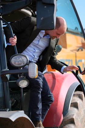 Britain s Prince William on a visit examining the role of regenerative farming in climate resilience, in Hereford Britain s Prince William steps off a farming vehicle as he meets Harry Davies (not pictured), the incoming tenant of the Duchy of Cornwall s first regenerative Farm Business Tenancy, during a visit to examine the role of regenerative farming in climate resilience in Hereford, Britain, October 1, 2026., Credit:Mathieu Willcocks PA ROTA - B68 Avalon UNITED KINGDOM, Hereford Copyright: xMathieuxWillcocksx xPAxROTAx-xB68x xAvalonx 1139840937