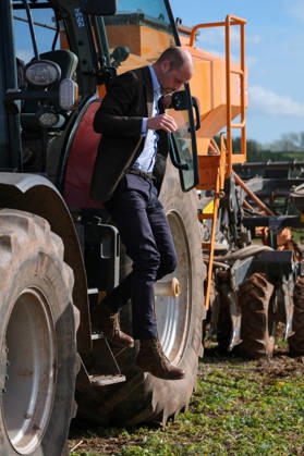 Britain s Prince William on a visit examining the role of regenerative farming in climate resilience, in Hereford Britain s Prince William steps off a farming vehicle as he meets Harry Davies (not pictured), the incoming tenant of the Duchy of Cornwall s first regenerative Farm Business Tenancy, during a visit to examine the role of regenerative farming in climate resilience in Hereford, Britain, October 1, 2026., Credit:Mathieu Willcocks PA ROTA - B68 Avalon UNITED KINGDOM, Hereford  Copyright: xMathieuxWillcocksx xPAxROTAx-xB68x xAvalonx 1139840940