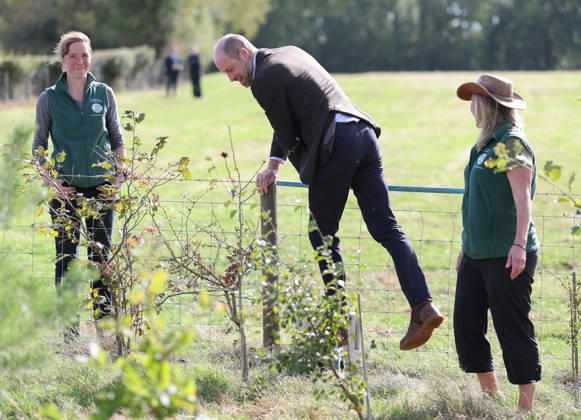 The Prince Of Wales Visits Monmouthshire And Herefordshire ABERGAVENNY, WALES - OCTOBER 01: Prince William, Prince Of Wales (C) climbs over a wire fence during a visit to the charity Stump Up For Trees, with Dr Jenny Knight (L) and Kate Beavan, to hear about the charity s goal of planting one million native trees across South Wales, at White Castle Farm on October 01, 2026 in Abergavenny, Wales. The Prince of Wales also visited the region to meet with those tackling the threat of flooding caused by extreme weather conditions., Credit:Chris Jackson PA ROTA - B68 Avalon United Kingdom, Wales, Abergavenny Copyright: xChrisxJacksonx xPAxROTAx-xB68x xAvalonx 1139841005