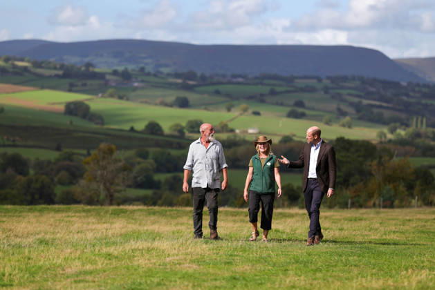 The Prince of Wales Meets Communities, Organisations and Farmers Tackling Flood Risk and Climate-Resilience in Monmouthshire and Herefordshire 01 10 2026. White Castle Farm, Monmouthshire, UK. The Prince of Wales during a visit to White Castle Farm to meet representatives from Stump Up For Trees, a community based environmental charity working across South Wales to restore native woodland and recognise its powerful potential to support sustainable solutions to flooding risk. The Prince met a local farming family who have partnered with the charity to use their land for upstream flooding interventions. He also joined volunteers participating in a seed collection activity and heard about the organisation™s progress towards its goal of plant  Copyright: xAndrewxParsonsx xKensingtonxPalacex xB66x xAvalonx 1139841295