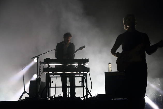 Zac Rae und Dave Depper, v.l., von der Band Death Cab for Cutie bei einem Konzert in der Columbiahalle in Berlin, 1. Oktober 2026. Death Cab for Cutie Konzert Berlin