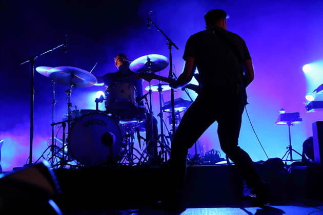 Jason McGerr und Ben Gibbard, v.l., von der Band Death Cab for Cutie bei einem Konzert in der Columbiahalle in Berlin, 1. Oktober 2026. Death Cab for Cutie Konzert Berlin
