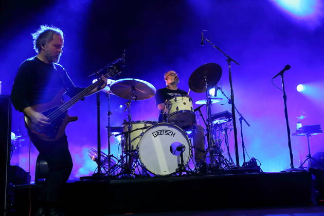 Nick Harmer und Jason McGerr, v.l., von der Band Death Cab for Cutie bei einem Konzert in der Columbiahalle in Berlin, 1. Oktober 2026. Death Cab for Cutie Konzert Berlin