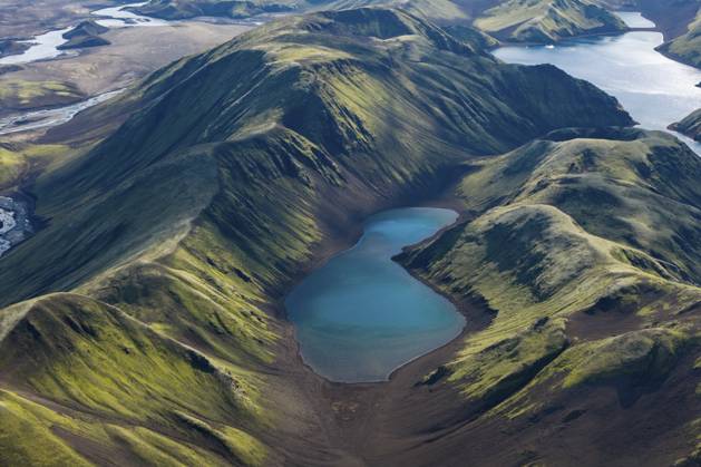 See und moosbewachsene Berge im isländischen Hochland, Vatnajökull Nationalpark, Island Lake and moss-covered mountains in the Icelandic Highlands, Vatnajökull National Park, Iceland Copyright: imageBROKER RobertxHaasmann ibxroh19282203.jpg