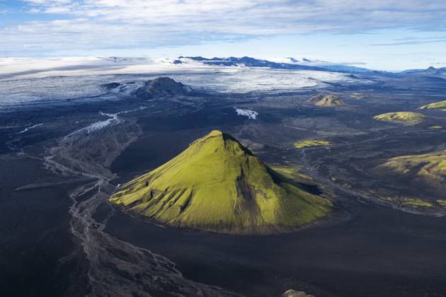 Moosbewachsener Berg Mælifell, Maelifell, hinten Gletscher Myrdalsjökull, Isländisches Hochland, Island Moss-covered mountain Mælifell, Mälifell, Myrdalsjökull glacier behind, Icelandic Highlands, Iceland Copyright: imageBROKER RobertxHaasmann ibxroh19282262.jpg