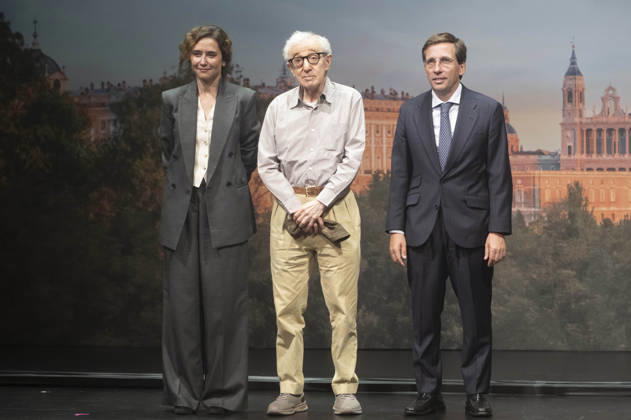 Isabel Diaz Ayuso, Woody Allen und JoseLuis Martinez-Almeida Navasques beim offiziellen Empfang zum Drehstart des Woody Allen Fall Project 2026 in den Teatros del Canal. Madrid, 01.10.2026