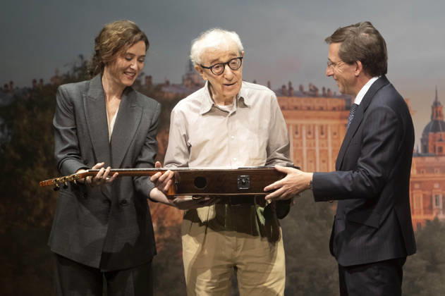Isabel Diaz Ayuso, Woody Allen und JoseLuis Martinez-Almeida Navasques beim offiziellen Empfang zum Drehstart des Woody Allen Fall Project 2026 in den Teatros del Canal. Madrid, 01.10.2026