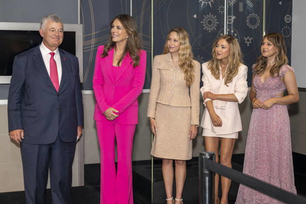 October 1, 2026, New York, New York, USA: WILLIAM P. LAUDER, ELIZABETH HURLEY, MIRANDA MCKEON, BRIDGET BAHL and KATIE THURSTON visit the Empire State Building in New York to honor Breast Cancer Awareness Month and the Breast Cancer Campaign with The Estee Lauder Company. 1 October 2026 New York USA  - ZUMAa265 20261001_zep_a265_001 Copyright: xEricxAcquayex