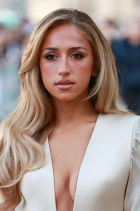 Tate McRae at the Schiaparelli Spring Summer 2027 Women’s Ready-to-Wear Collection fashion show during Paris Fashion Week (PFW) on October 1, 2026. Florian Lavielle, Bestimage. Schiaparelli’s Spring Summer 2027 Women’s Ready-to-Wear Collection fashion show at Paris Fashion Week (PFW) on October 1, 2026, Paris, France  Copyright: xFlorianxLaviellex xBestimagexFlorianxLaviellex xBestimagex