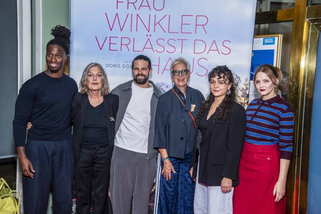 ABB FRAUWINKLER- Eugene Boateng, Angela Winkler, Josef Ellers, Doris Doerrie Via Jikeli und Laura Tonke auf dem roten Teppich beim Special Screening des Kino Films Frau Winkler verlaesst das Haus im Cinema Parisl in Berlin 01.10.2026 Berlin Deutschland