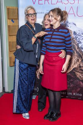 ABB FRAUWINKLER- Doris Doerrie Angela Winkler und Laura Tonke auf dem roten Teppich beim Special Screening des Kino Films Frau Winkler verlaesst das Haus im Cinema Parisl in Berlin 01.10.2026 Berlin Deutschland