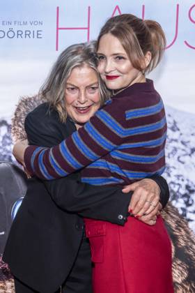 ABB FRAUWINKLER- Angela Winkler und Laura Tonke auf dem roten Teppich beim Special Screening des Kino Films Frau Winkler verlaesst das Haus im Cinema Parisl in Berlin 01.10.2026 Berlin Deutschland