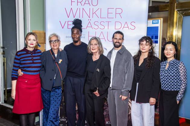 ABB FRAUWINKLER- Laura Tonke, Doris Doerrie, Eugene Boateng, Angela Winkler, Josef Ellers, Via Jikeli und Yvonne Yung Hee Bormann auf dem roten Teppich beim Special Screening des Kino Films Frau Winkler verlaesst das Haus im Cinema Parisl in Berlin 01.10.2026 Berlin Deutschland