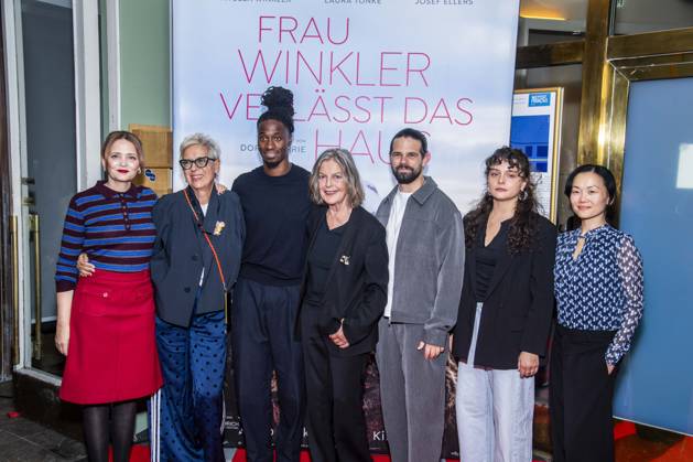 ABB FRAUWINKLER- Laura Tonke, Doris Doerrie, Eugene Boateng, Angela Winkler, Josef Ellers, Via Jikeli und Yvonne Yung Hee Bormann auf dem roten Teppich beim Special Screening des Kino Films Frau Winkler verlaesst das Haus im Cinema Parisl in Berlin 01.10.2026 Berlin Deutschland