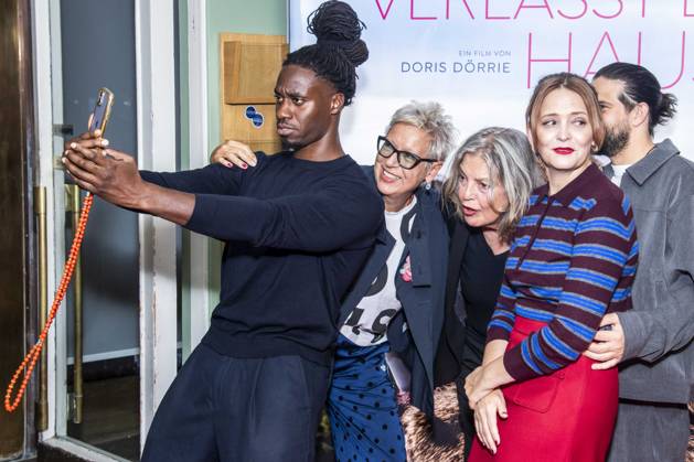 ABB FRAUWINKLER- Eugene Boateng Handy Fotos Doris Doerrie, Angela Winkler, Laura Tonke, Josef Ellers auf dem roten Teppich beim Special Screening des Kino Films Frau Winkler verlaesst das Haus im Cinema Parisl in Berlin 01.10.2026 Berlin Deutschland