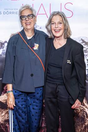 ABB FRAUWINKLER- Doris Doerrie mit Angela Winkler auf dem roten Teppich beim Special Screening des Kino Films Frau Winkler verlaesst das Haus im Cinema Parisl in Berlin 01.10.2026 Berlin Deutschland