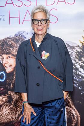 ABB FRAUWINKLER- Doris Doerrie Regisseurin auf dem roten Teppich beim Special Screening des Kino Films Frau Winkler verlaesst das Haus im Cinema Parisl in Berlin 01.10.2026 Berlin Deutschland