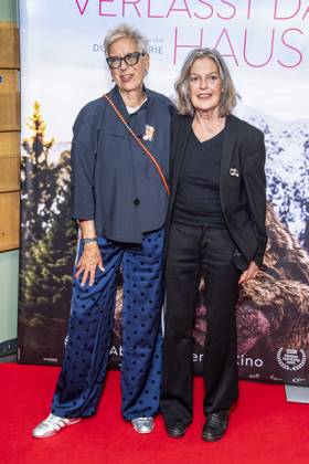 ABB FRAUWINKLER- Doris Doerrie mit Angela Winkler auf dem roten Teppich beim Special Screening des Kino Films Frau Winkler verlaesst das Haus im Cinema Parisl in Berlin 01.10.2026 Berlin Deutschland
