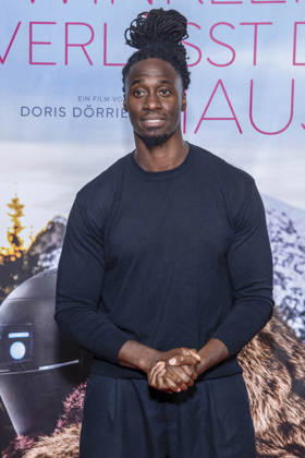ABB FRAUWINKLER- Eugene Boateng auf dem roten Teppich beim Special Screening des Kino Films Frau Winkler verlaesst das Haus im Cinema Parisl in Berlin 01.10.2026 Berlin Deutschland