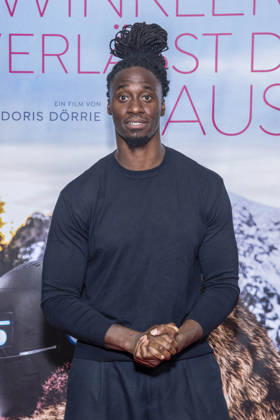 ABB FRAUWINKLER- Eugene Boateng auf dem roten Teppich beim Special Screening des Kino Films Frau Winkler verlaesst das Haus im Cinema Parisl in Berlin 01.10.2026 Berlin Deutschland