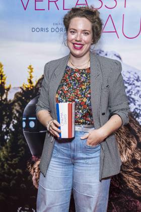 ABB FRAUWINKLER- Julia Jendrossek auf dem roten Teppich beim Special Screening des Kino Films Frau Winkler verlaesst das Haus im Cinema Parisl in Berlin 01.10.2026 Berlin Deutschland