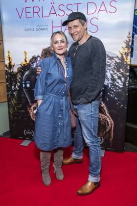 ABB FRAUWINKLER- Katharine Mehrling und Tilmar Kuhn auf dem roten Teppich beim Special Screening des Kino Films Frau Winkler verlaesst das Haus im Cinema Parisl in Berlin 01.10.2026 Berlin Deutschland