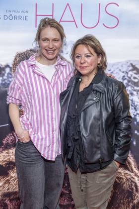 ABB FRAUWINKLER- Anna Brueggemann und Regisseurin Asli Oezge auf dem roten Teppich beim Special Screening des Kino Films Frau Winkler verlaesst das Haus im Cinema Parisl in Berlin 01.10.2026 Berlin Deutschland