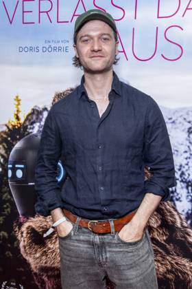 ABB FRAUWINKLER- Vincent Redetzki auf dem roten Teppich beim Special Screening des Kino Films Frau Winkler verlaesst das Haus im Cinema Parisl in Berlin 01.10.2026 Berlin Deutschland