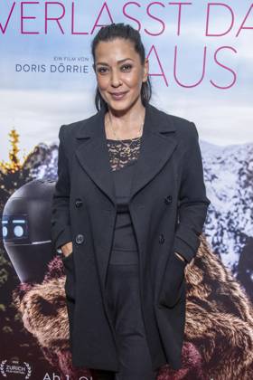 ABB FRAUWINKLER- Jasmin Shakeri auf dem roten Teppich beim Special Screening des Kino Films Frau Winkler verlaesst das Haus im Cinema Parisl in Berlin 01.10.2026 Berlin Deutschland