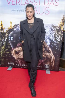 ABB FRAUWINKLER- Jasmin Shakeri auf dem roten Teppich beim Special Screening des Kino Films Frau Winkler verlaesst das Haus im Cinema Parisl in Berlin 01.10.2026 Berlin Deutschland