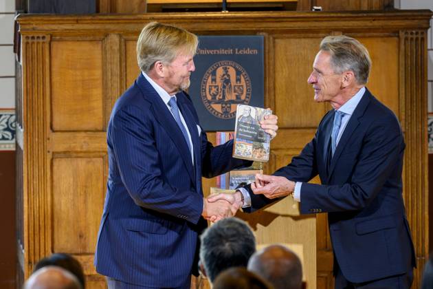 Leiden, The Netherlands, 2026-10-02 11:59:30 LEIDEN, 02-10-2026, Leiden University. King Willem Alexander receives the results of the independent research into the role of the House of Orange-Nassau in the colonial history of the Netherlands in the Academy Building of Leiden University. Principal investigator Prof. Dr. Gert Oostindie presents the King with the five books on which approximately sixty researchers have worked over the past few years, including the comprehensive popular book *Oranje en de KoloniÃ«n, 1600-2025. De kolonie geschiedenis van het Huis Oranje-Nassau*. PHOTO: NLBeeld Patrick van Emst Credit: NL Beeld Patrick van Emst  Copyright: xx x