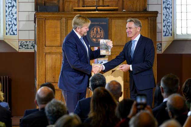 Leiden, The Netherlands, 2026-10-02 11:59:31 LEIDEN, 02-10-2026, Leiden University. King Willem Alexander receives the results of the independent research into the role of the House of Orange-Nassau in the colonial history of the Netherlands in the Academy Building of Leiden University. Principal investigator Prof. Dr. Gert Oostindie presents the King with the five books on which approximately sixty researchers have worked over the past few years, including the comprehensive popular book *Oranje en de KoloniÃ«n, 1600-2025. De kolonie geschiedenis van het Huis Oranje-Nassau*. PHOTO: NLBeeld Patrick van Emst Credit: NL Beeld Patrick van Emst  Copyright: xx x