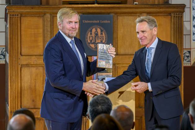 Leiden, The Netherlands, 2026-10-02 11:59:32 LEIDEN, 02-10-2026, Leiden University. King Willem Alexander receives the results of the independent research into the role of the House of Orange-Nassau in the colonial history of the Netherlands in the Academy Building of Leiden University. Principal investigator Prof. Dr. Gert Oostindie presents the King with the five books on which approximately sixty researchers have worked over the past few years, including the comprehensive popular book *Oranje en de KoloniÃ«n, 1600-2025. De kolonie geschiedenis van het Huis Oranje-Nassau*. PHOTO: NLBeeld Patrick van Emst Credit: NL Beeld Patrick van Emst  Copyright: xx x