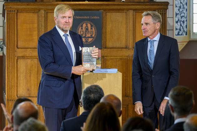 Leiden, The Netherlands, 2026-10-02 11:59:34 LEIDEN, 02-10-2026, Leiden University. King Willem Alexander receives the results of the independent research into the role of the House of Orange-Nassau in the colonial history of the Netherlands in the Academy Building of Leiden University. Principal investigator Prof. Dr. Gert Oostindie presents the King with the five books on which approximately sixty researchers have worked over the past few years, including the comprehensive popular book *Oranje en de KoloniÃ«n, 1600-2025. De kolonie geschiedenis van het Huis Oranje-Nassau*. PHOTO: NLBeeld Patrick van Emst Credit: NL Beeld Patrick van Emst  Copyright: xx x