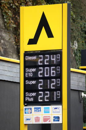 Wie ist die weitere Entwicklung der Spritpreise? Die Spritpreise sind weiterhin auf sehr hohem Niveau. Seit dem 01.10.2026 gilt der sogenannte Tankrabatt. Die Bundesregierung hat die Energiesteuer auf Benzin und Diesel bis Ende Dezember gesenkt. Die Ersparnis soll bei rund 17 Cent pro Liter liegen. CLASSIC Tankstelle in Mudersbach am Mittag vor der Preisumstellung. Der aktuelle Preis fuer (für) Diesel, Super E10 und Super liegt weiterhin ueber (über) 2 Euro. Diesel liegt bei 2,24 Euro, Super E10 bei 2,06 Euro und Super bei 2,12 Euro. Tankstelle, Spritpreise am 02.10.2026 in Siegen Deutschland.