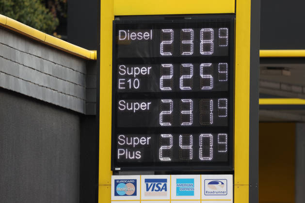 Wie ist die weitere Entwicklung der Spritpreise? Die Spritpreise sind weiterhin auf sehr hohem Niveau. Seit dem 01.10.2026 gilt der sogenannte Tankrabatt. Die Bundesregierung hat die Energiesteuer auf Benzin und Diesel bis Ende Dezember gesenkt. Die Ersparnis soll bei rund 17 Cent pro Liter liegen. CLASSIC Tankstelle in Mudersbach am Mittag nach der 12:00 Uhr Preisumstellung. Der aktuelle Preis fuer (für) Diesel, Super E10 und Super liegt weiterhin ueber (über) 2 Euro. Diesel liegt bei 2,38 Euro, Super E10 bei 2,25 Euro und Super bei 2,31 Euro. Tankstelle, Spritpreise am 02.10.2026 in Siegen Deutschland.