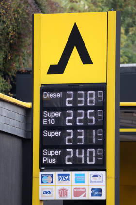 Wie ist die weitere Entwicklung der Spritpreise? Die Spritpreise sind weiterhin auf sehr hohem Niveau. Seit dem 01.10.2026 gilt der sogenannte Tankrabatt. Die Bundesregierung hat die Energiesteuer auf Benzin und Diesel bis Ende Dezember gesenkt. Die Ersparnis soll bei rund 17 Cent pro Liter liegen. CLASSIC Tankstelle in Mudersbach am Mittag nach der 12:00 Uhr Preisumstellung. Der aktuelle Preis fuer (für) Diesel, Super E10 und Super liegt weiterhin ueber (über) 2 Euro. Diesel liegt bei 2,38 Euro, Super E10 bei 2,25 Euro und Super bei 2,31 Euro. Tankstelle, Spritpreise am 02.10.2026 in Siegen Deutschland.