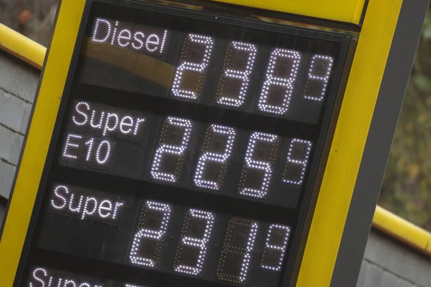 Wie ist die weitere Entwicklung der Spritpreise? Die Spritpreise sind weiterhin auf sehr hohem Niveau. Seit dem 01.10.2026 gilt der sogenannte Tankrabatt. Die Bundesregierung hat die Energiesteuer auf Benzin und Diesel bis Ende Dezember gesenkt. Die Ersparnis soll bei rund 17 Cent pro Liter liegen. CLASSIC Tankstelle in Mudersbach am Mittag nach der 12:00 Uhr Preisumstellung. Der aktuelle Preis fuer (für) Diesel, Super E10 und Super liegt weiterhin ueber (über) 2 Euro. Diesel liegt bei 2,38 Euro, Super E10 bei 2,25 Euro und Super bei 2,31 Euro. Tankstelle, Spritpreise am 02.10.2026 in Siegen Deutschland.
